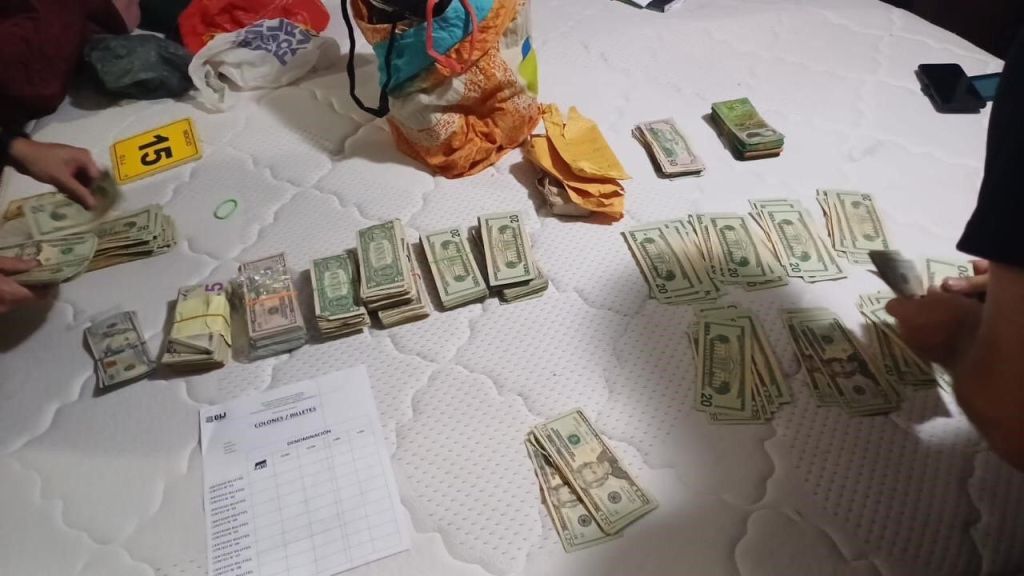 Las mujeres se encontraban viviendo en el bar y debían de pagar el 50% de lo obtenido  a la banda. 