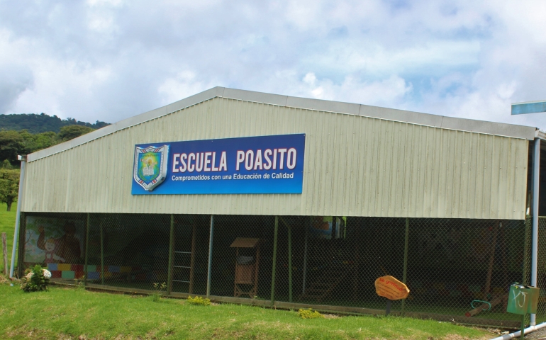 Quejas, dimes y diretes, en medio los niños de la Escuela de&nbsp;Poasito