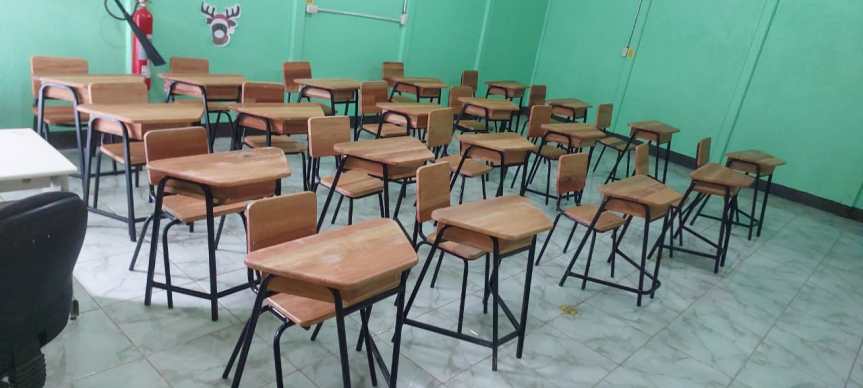 Padres arreglan el pupitre de sus&nbsp;hijos