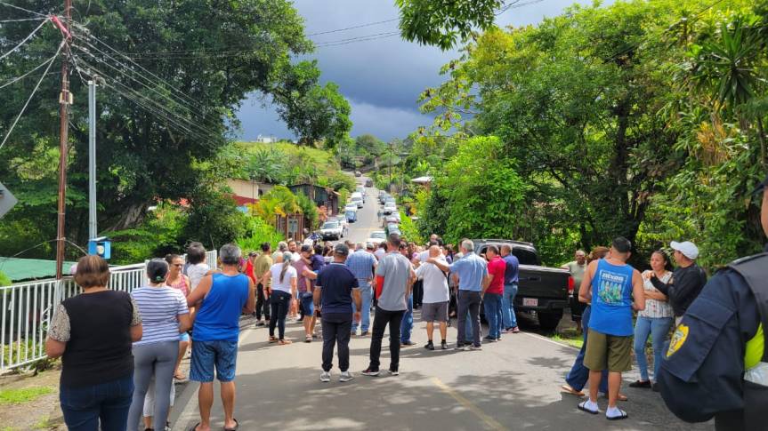 Municipalidad firme, pueblo reclama y puente aún no&nbsp;llega