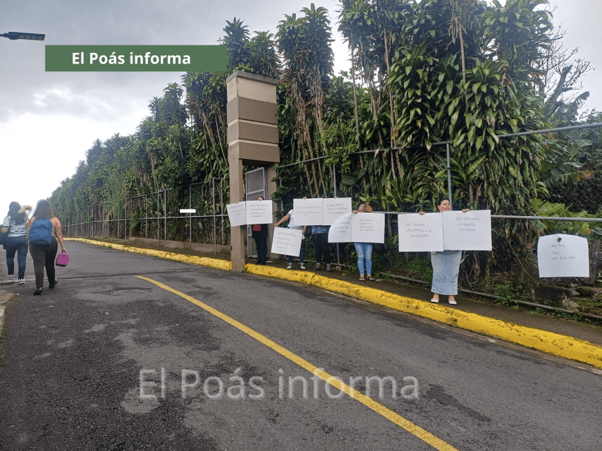 Seis madres se manifiestan frente al CTP de&nbsp;Sabanilla
